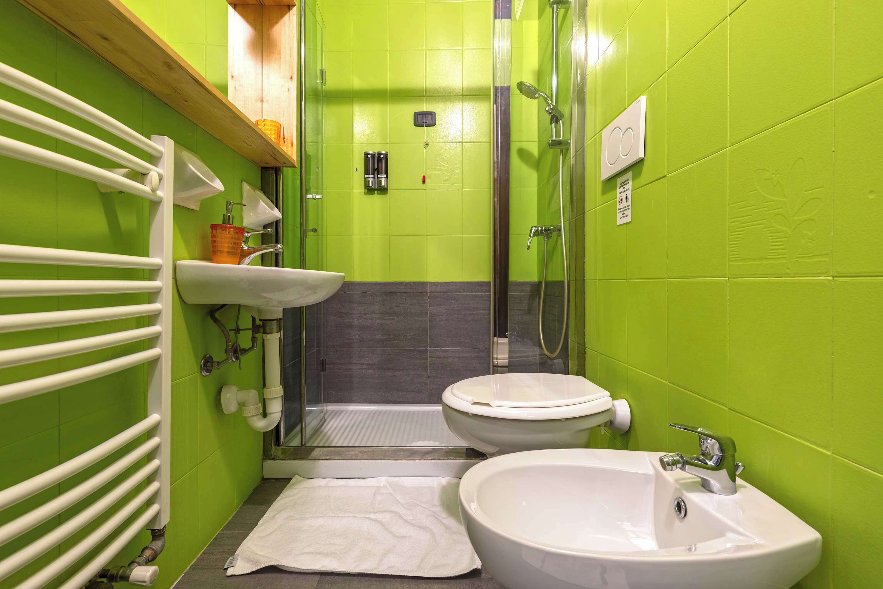 Douche, sèche-cheveux, serviettes fournies