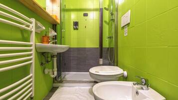 Douche, sĂšche-cheveux, serviettes fournies