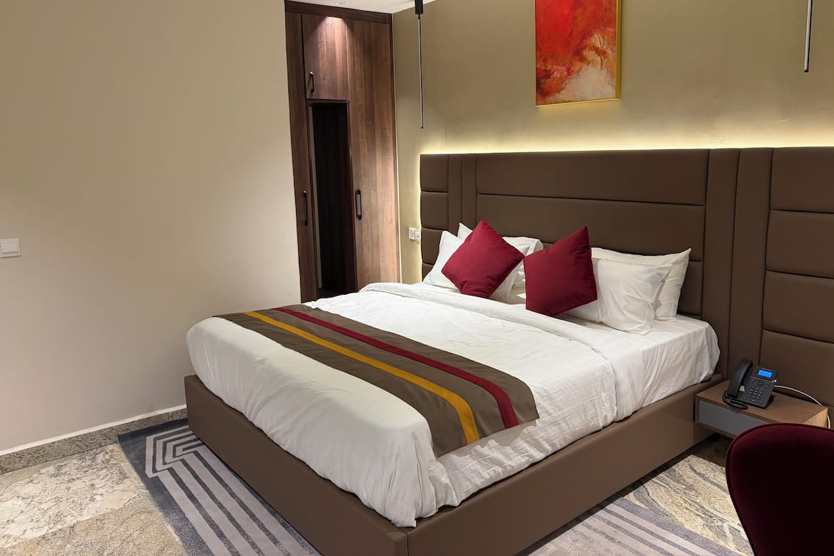 Deluxe kamer | Een kluis op de kamer, een bureau, een laptopwerkplek, gratis wifi