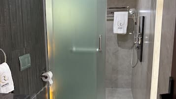 Habitación de lujo, vistas al patio | Baño | Ducha, secador de pelo, zapatillas y toallas