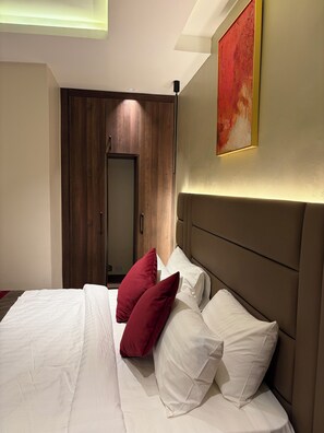 Deluxe Room | In-room safe, desk, laptop workspace, free WiFi - Raynez Resort (Abuja)