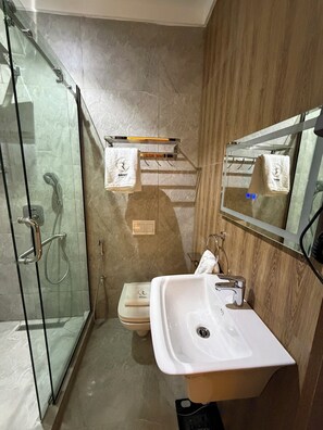 Habitación básica | Baño | Regadera, secadora de cabello, pantuflas, toallas 