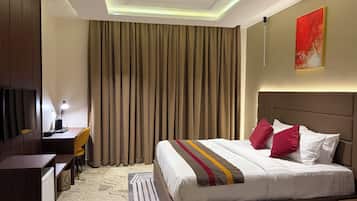 Standaard kamer | Een kluis op de kamer, een bureau, een laptopwerkplek, gratis wifi