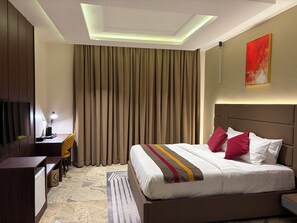 Standaard kamer | Een kluis op de kamer, een bureau, een laptopwerkplek, gratis wifi