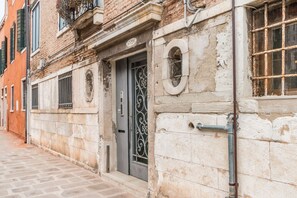 Exterior detail - GuestHost - Charming 83 sqm apartment with ground-floor access in a Venetian building, perfect for groups or families of up to 6 guests.Its location is ideal for guests seeking comfort and easy connections, set in the heart of Cannaregio, in a quiet resi (Venice)