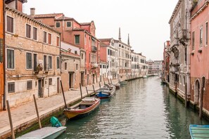 Marina - GuestHost - Charming 83 sqm apartment with ground-floor access in a Venetian building, perfect for groups or families of up to 6 guests.Its location is ideal for guests seeking comfort and easy connections, set in the heart of Cannaregio, in a quiet resi (Venice)