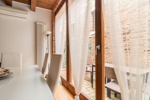 Dining - GuestHost - Charming 83 sqm apartment with ground-floor access in a Venetian building, perfect for groups or families of up to 6 guests.Its location is ideal for guests seeking comfort and easy connections, set in the heart of Cannaregio, in a quiet resi (Venice)