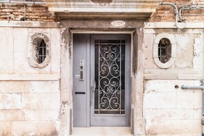 Exterior detail - GuestHost - Charming 83 sqm apartment with ground-floor access in a Venetian building, perfect for groups or families of up to 6 guests.Its location is ideal for guests seeking comfort and easy connections, set in the heart of Cannaregio, in a quiet resi (Venice)