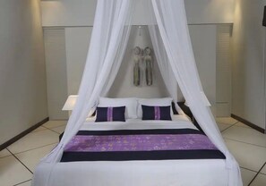 Tabla de planchar con plancha, wifi y ropa de cama 
