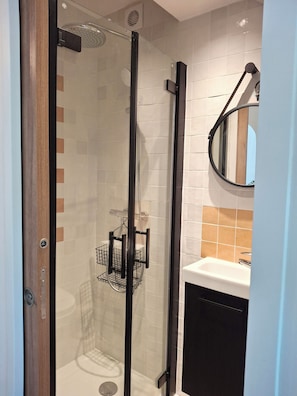 Hair dryer, towels, soap, toilet paper - 4-bedroom house • Garden - 8 people - Professionals & Families - Near Paris (Saint-Denis)