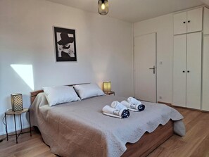 4 habitaciones, tabla de planchar con plancha, wifi y ropa de cama 