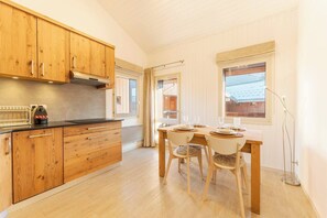 Kylskåp, spishäll, diskmaskin och kaffe- och tebryggare