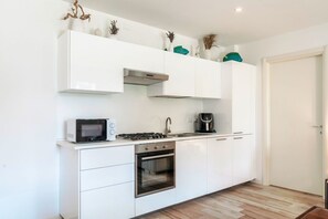 Kühlschrank, Mikrowelle, Geschirrspüler, Toaster