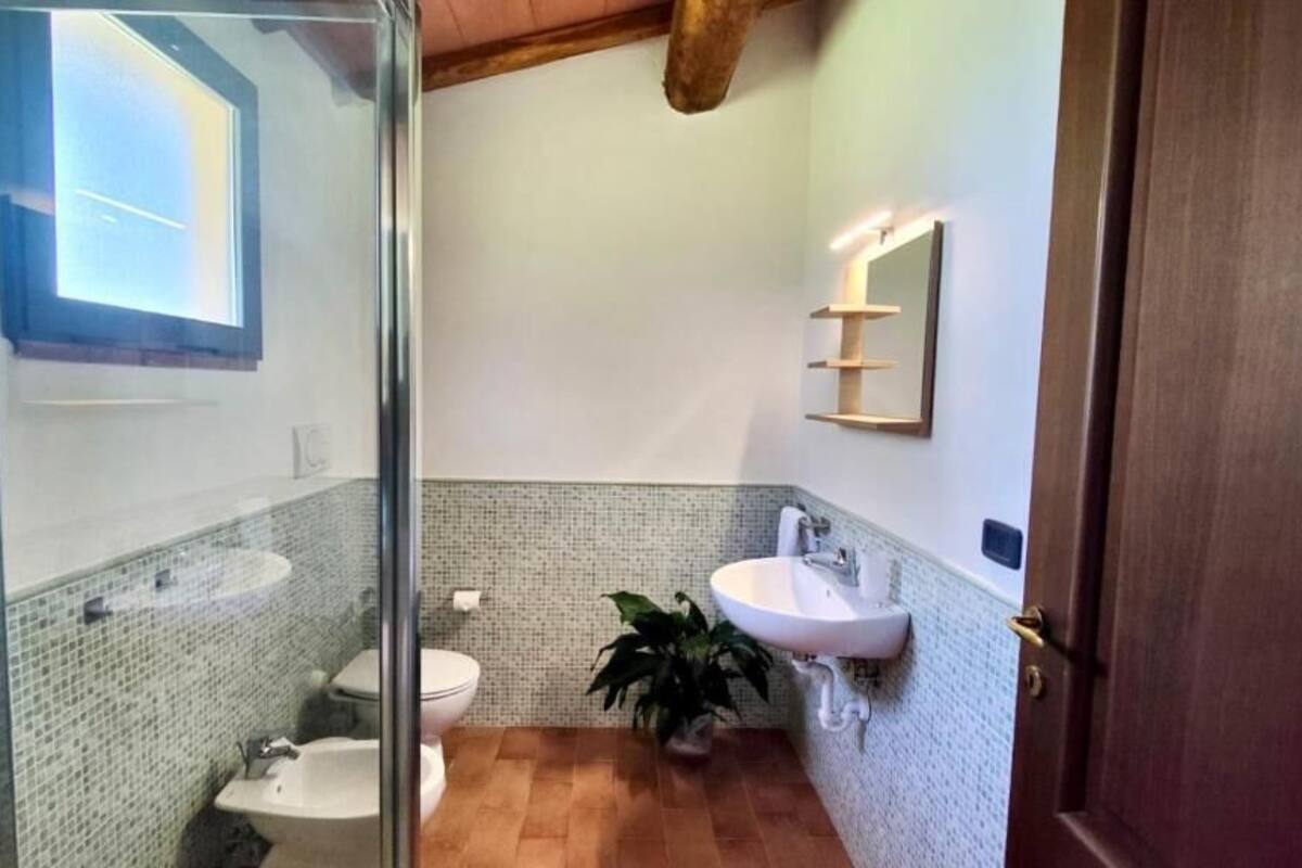 Family Apartment, Garden View | Bathroom | Shower, free toiletries, hair dryer, towels