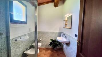 Familie appartement, uitzicht op tuin | Badkamer | Een douche, gratis toiletartikelen, een haardroger, handdoeken