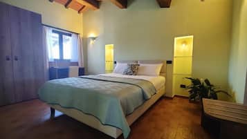 Leilighet – deluxe, hageutsikt | Safe på rommet, skrivebord og wi-fi (inkludert)