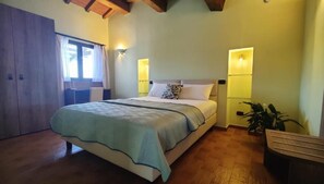 Apartamento luxo, vista para o jardim | Cofres nos quartos, escrivaninha, espaço de trabalho para notebook