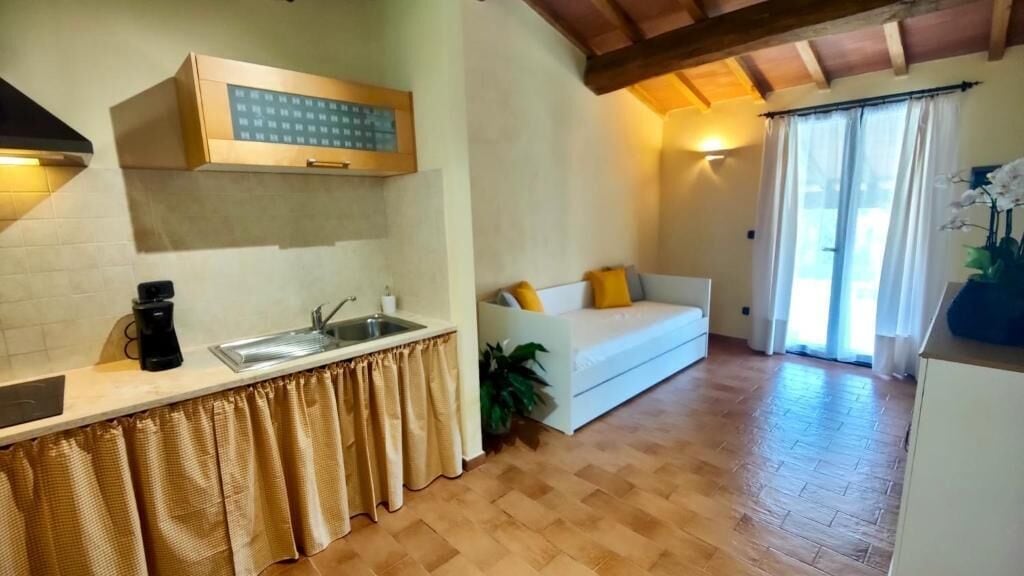 Comfort appartement, uitzicht op tuin | Woonruimte | Een 43-inch smart-tv met digitale zenders