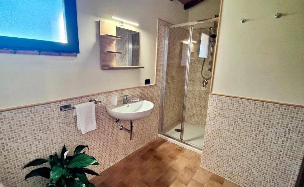 Habitación Confort con 1 cama doble o 2 individuales, vistas al jardín | Baño | Ducha, artículos de higiene personal gratuitos y secador de pelo