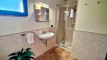 Habitación Confort con 1 cama doble o 2 individuales, vistas al jardín | Baño | Ducha, artículos de higiene personal gratuitos y secador de pelo
