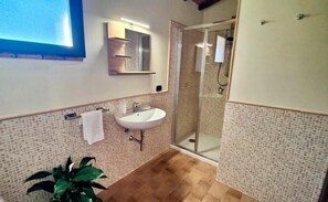 Quarto casal ou duplo conforto, vista para o jardim | Banheiro | Chuveiro, produtos de toalete grátis, secador de cabelo 
