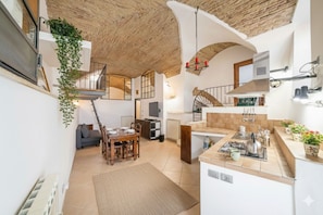 Apartamento, patio | Zona de estar | Una televisión de pantalla plana