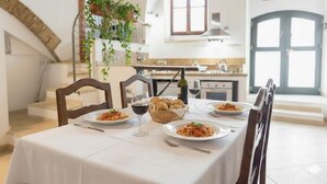 Leilighet, terrasse | Oppholdsområde | Flatskjerm-TV