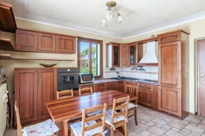 Kühlschrank, Mikrowelle, Toaster, Hochstuhl