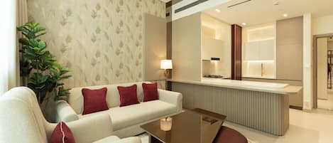 Departamento Deluxe, balcón, vista a la ciudad | Área de sala de estar | Smart TV de 65 pulgadas con canales digitales y Netflix