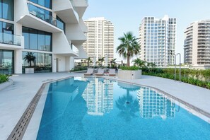 Property amenity - Modern Luxury Apartment - Balcony Pool (Dubai)