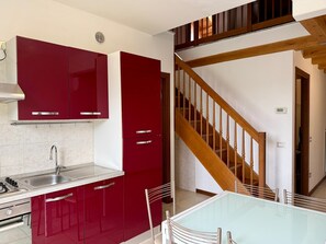 Kühlschrank, Mikrowelle, Ofen, Herdplatte
