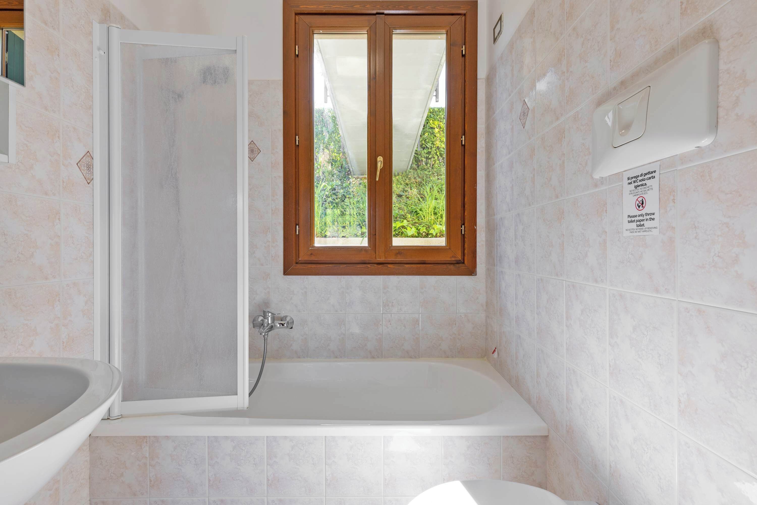 Douche, sèche-cheveux, serviettes fournies