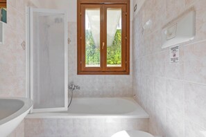 Shower, hair dryer, towels - App.8- Le Terrazze del Garda Immobili e Soluzioni (Manerba del Garda)