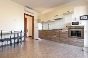 Fridge, microwave, oven, stovetop - App.8- Le Terrazze del Garda Immobili e Soluzioni (Manerba del Garda)
