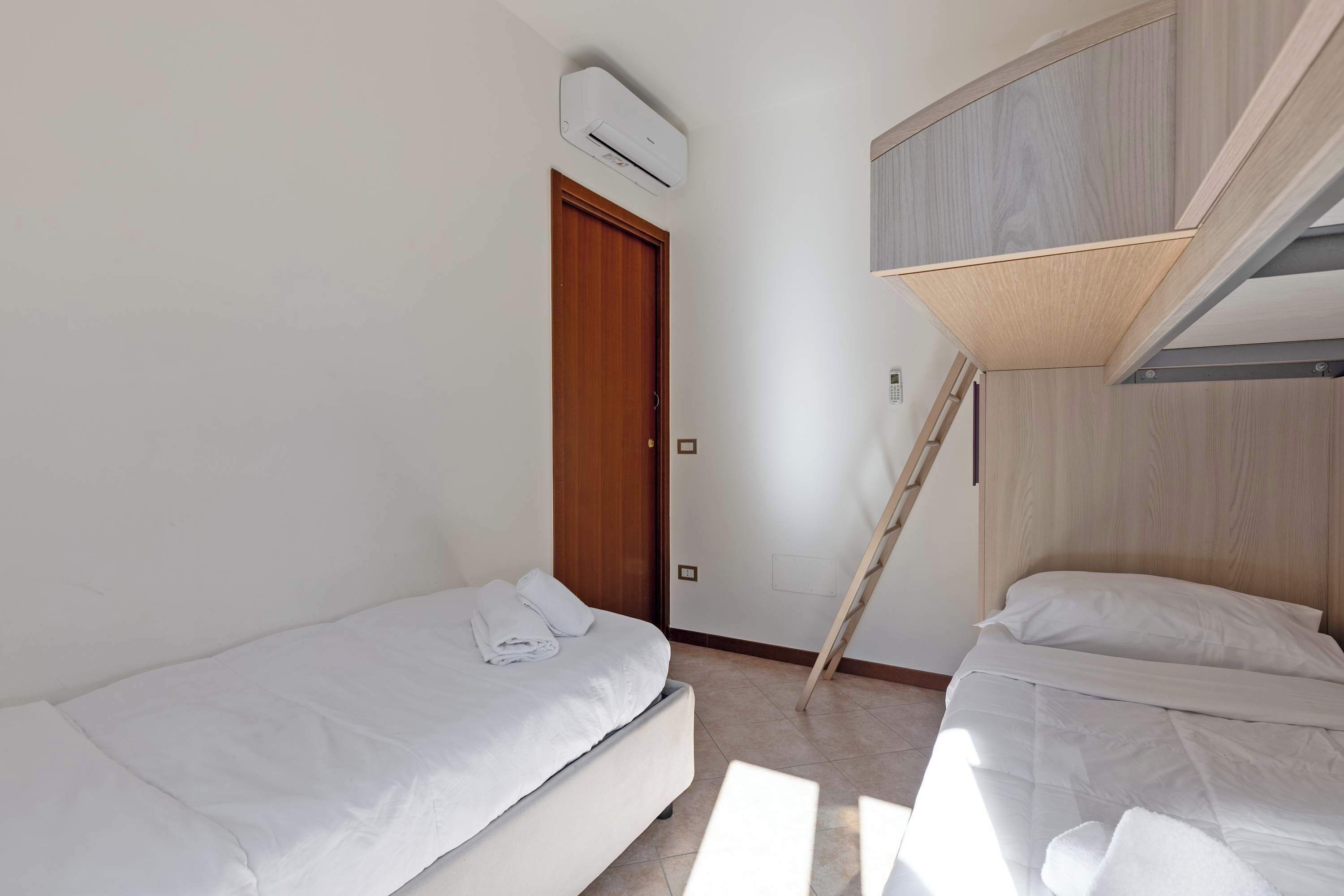 1 dormitori, planxa i posts de planxar, un bressol de viatge i wifi 