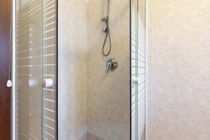 Shower, hair dryer, towels - App. 5 - Le Terrazze del Garda Immobili e Soluzioni (Manerba del Garda)