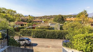 Zona residencial con casas, un camino de entrada pavimentado y cielo despejado.