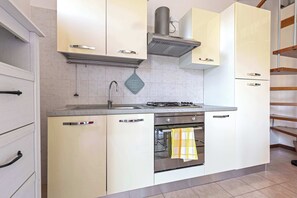 Fridge, microwave, oven, stovetop - App.17- Le Terrazze del Garda Immobili e Soluzioni (Manerba del Garda)