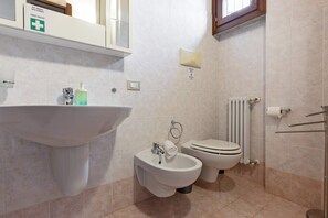 Douche, sèche-cheveux, serviettes fournies