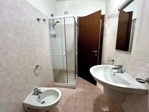 Dusche, Haartrockner, Handtücher