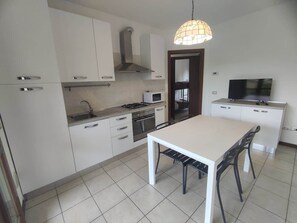 Fridge, microwave, oven, stovetop - App.6- Le Terrazze del Garda Immobili e Soluzioni (Manerba del Garda)