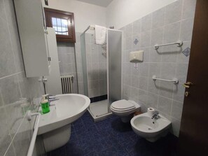 Dusche, Haartrockner, Handtücher