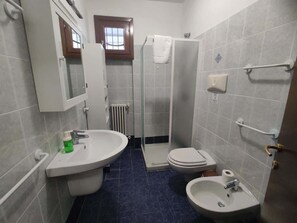 Shower, hair dryer, towels - App.6- Le Terrazze del Garda Immobili e Soluzioni (Manerba del Garda)