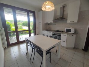 Fridge, microwave, oven, stovetop - App.6- Le Terrazze del Garda Immobili e Soluzioni (Manerba del Garda)