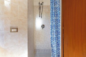 Douche, sèche-cheveux, serviettes fournies