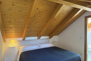 1 habitación, tabla de planchar con plancha, cuna de viaje y wifi 