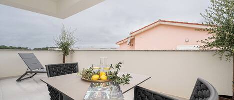 Penthouse Deluxe, 3 chambres, vue jardin | Restauration extérieure