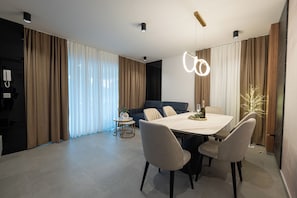 Penthouse Deluxe, 3 chambres, vue jardin | Restauration
