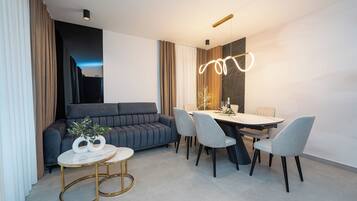 Deluxe Penthouse, 3 Bedrooms, Garden View | Dining