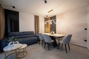 Deluxe-Penthouse, 3 Schlafzimmer, Gartenblick | Speisen